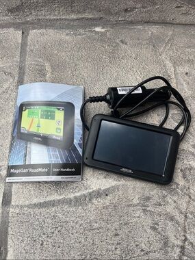 Magellan RoadMate GPS Navigator in Black with Charger and Manual
